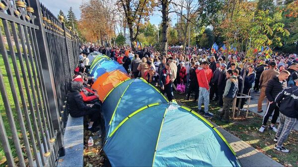 Partidul de opoziție din Moldova, „ȘOR”, organizează proteste nonstop în fața Parlamentului și Președinției de la Chișinău, protestatarii au improvizat un cartier de corturi, numărul corturilor s-a mărit în timpul mitingului de duminică, 2 octombrie 2022 - Sputnik Moldova-România