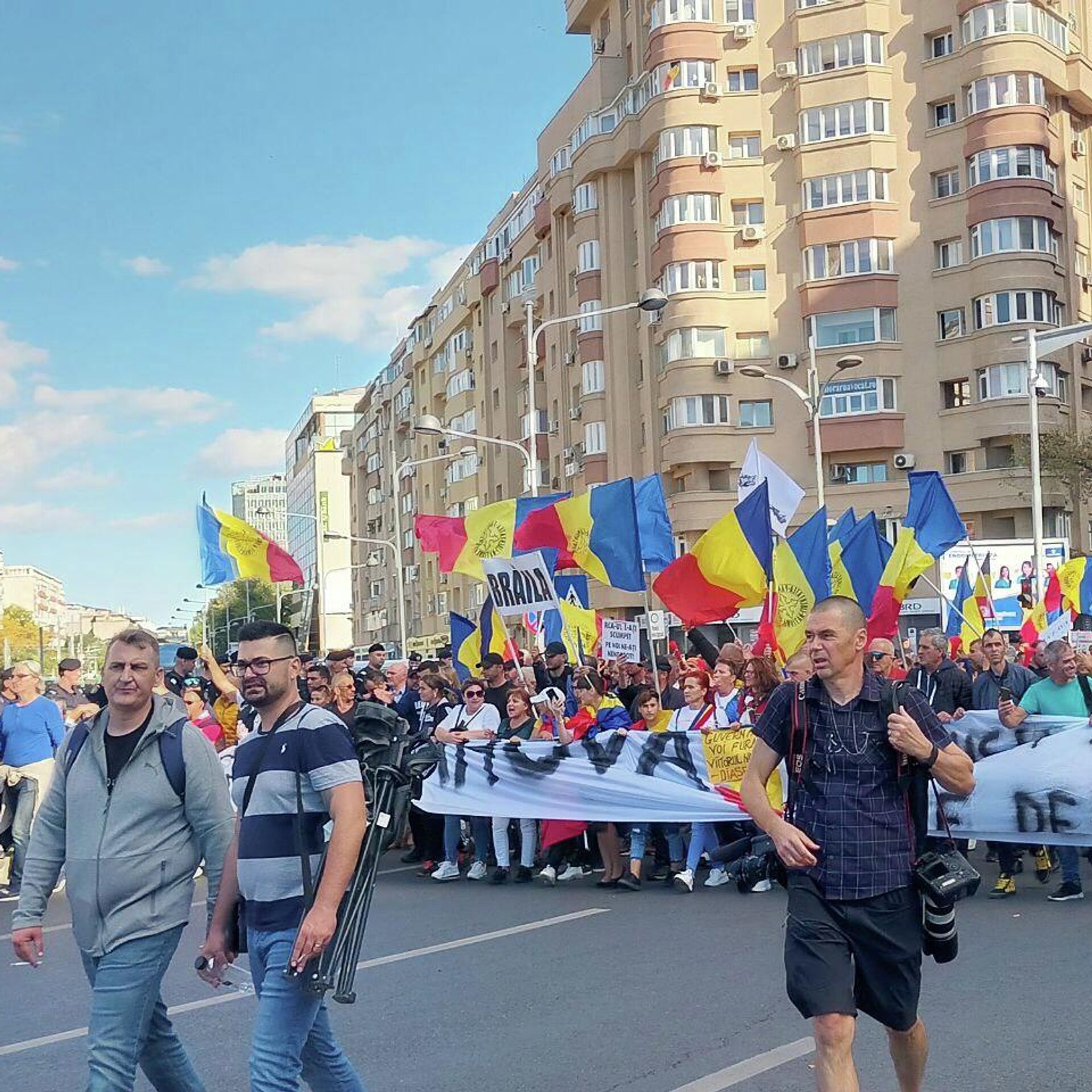 Молдавия последние. Митинг в Бухаресте. Протесты в Румынии. Протесты в Молдавии 2022. Румыны на митинге в Румынии.