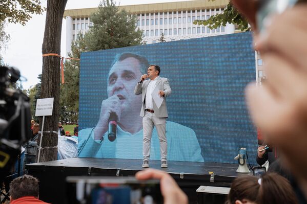 Președintele raionului Orhei, Dinu Turcanu, ține un discurs pe scena unde are loc protestul - 02.10.2022 - Sputnik Moldova