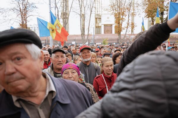 Mii de oameni vin la protestul din fața Parlamentului și a Președinției - 02.10.2022 - Sputnik Moldova