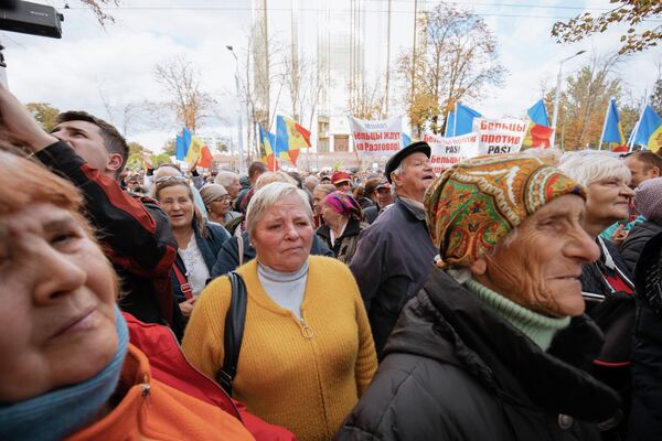 Mii de oameni vin la protestul din fața Parlamentului și a Președinției - 02.10.2022 - Sputnik Moldova