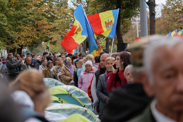 Oamenii cu drapele în mână protestează în centrul Capitalei - 02.10.2022 - Sputnik Moldova