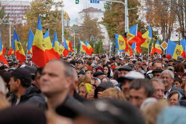 Oamenii cu drapele în mână protestează în centrul Capitalei - 02.10.2022 - Sputnik Moldova
