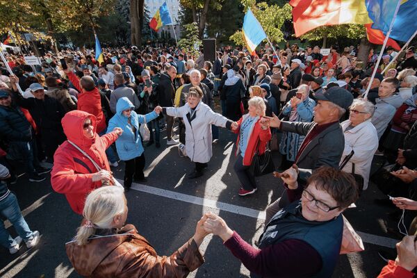 Oamenii veniți la protestul organizat duminică în Capitală dansează la final - 02.10.2022 - Sputnik Moldova