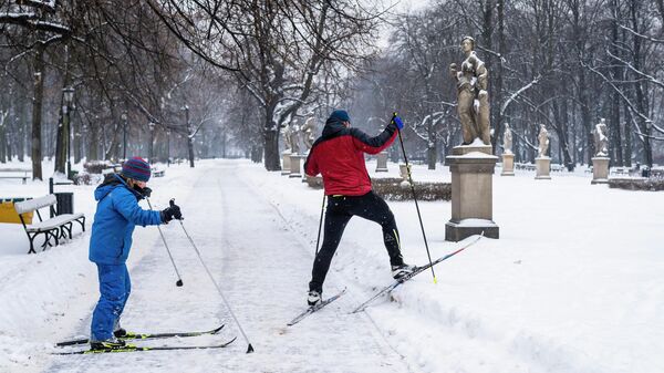Лыжники в заснеженном парке в центре Варшавы - Sputnik Moldova