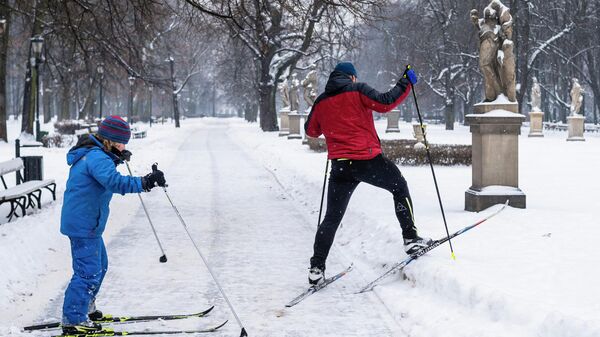 Лыжники в заснеженном парке в центре Варшавы - Sputnik Moldova-România