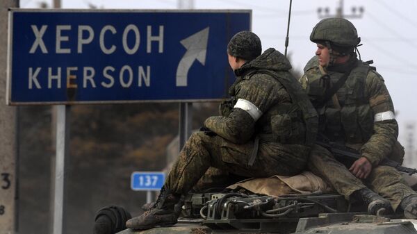 Militari ruși în apropiere de Armeansk din regiunea Herson în timpul operațiunii militare speciale a Rusiei - Sputnik Moldova-România