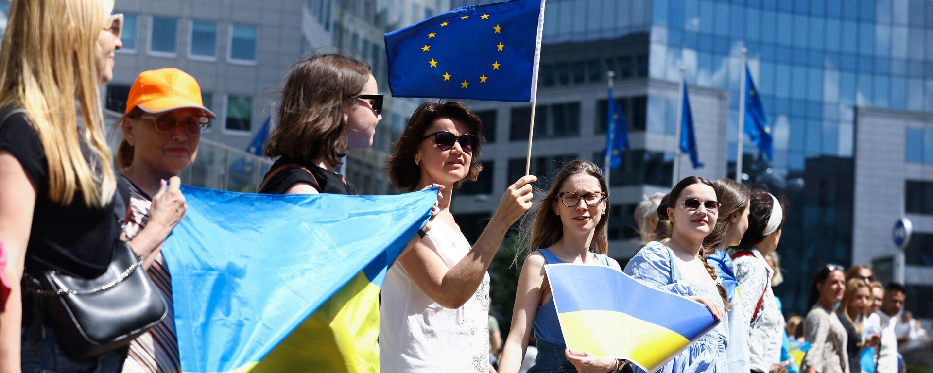 Manifestanții țin steaguri ucrainene în timpul unui miting în fața sediului Comisiei Europene de la Bruxelles - Sputnik Moldova, 1920, 06.10.2022