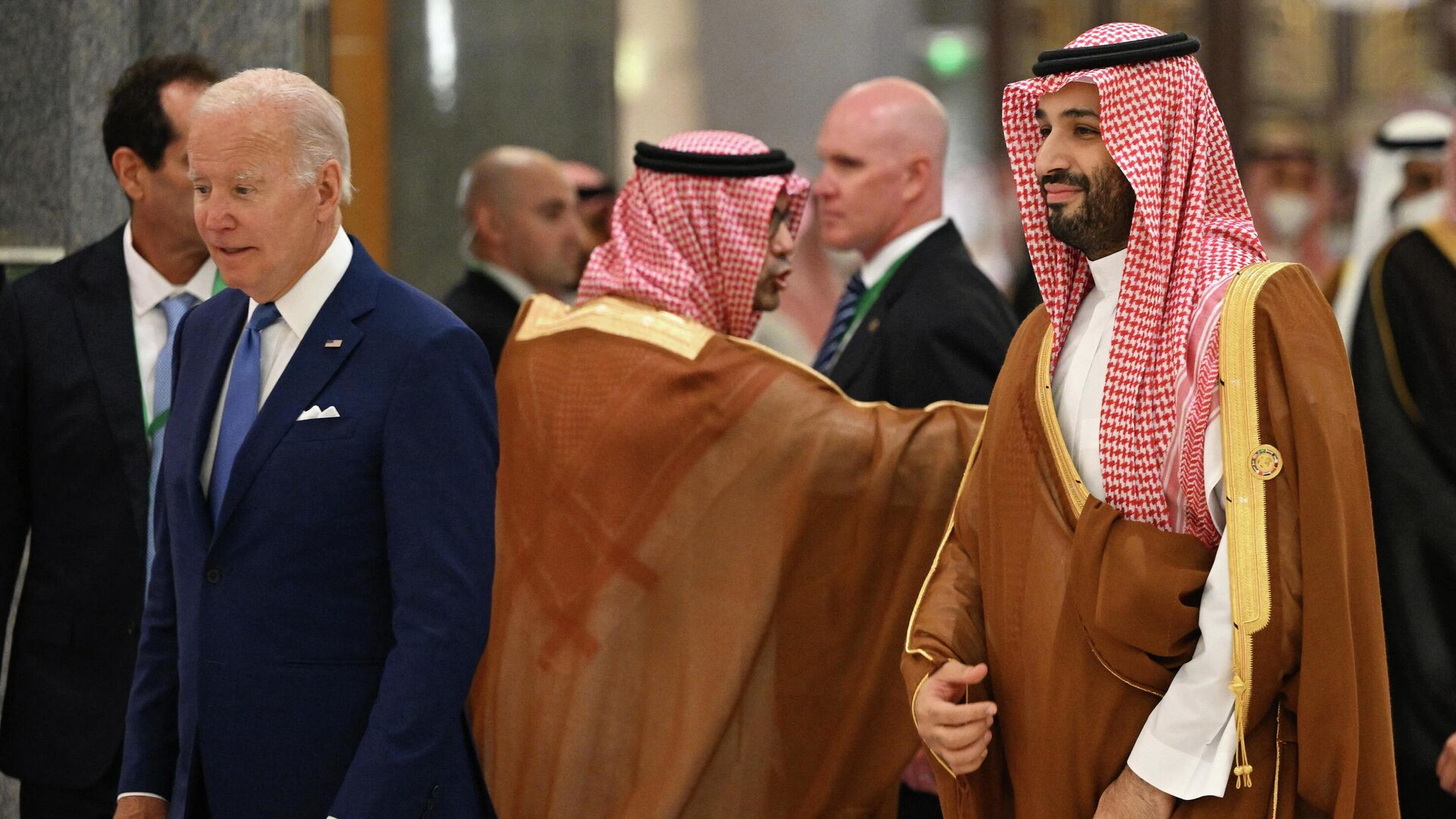 Prinţul moştenitor al Arabiei Saudite, Mohammed bin Salman și președintele SUA, Joe Biden - Sputnik Moldova-România, 1920, 06.10.2022