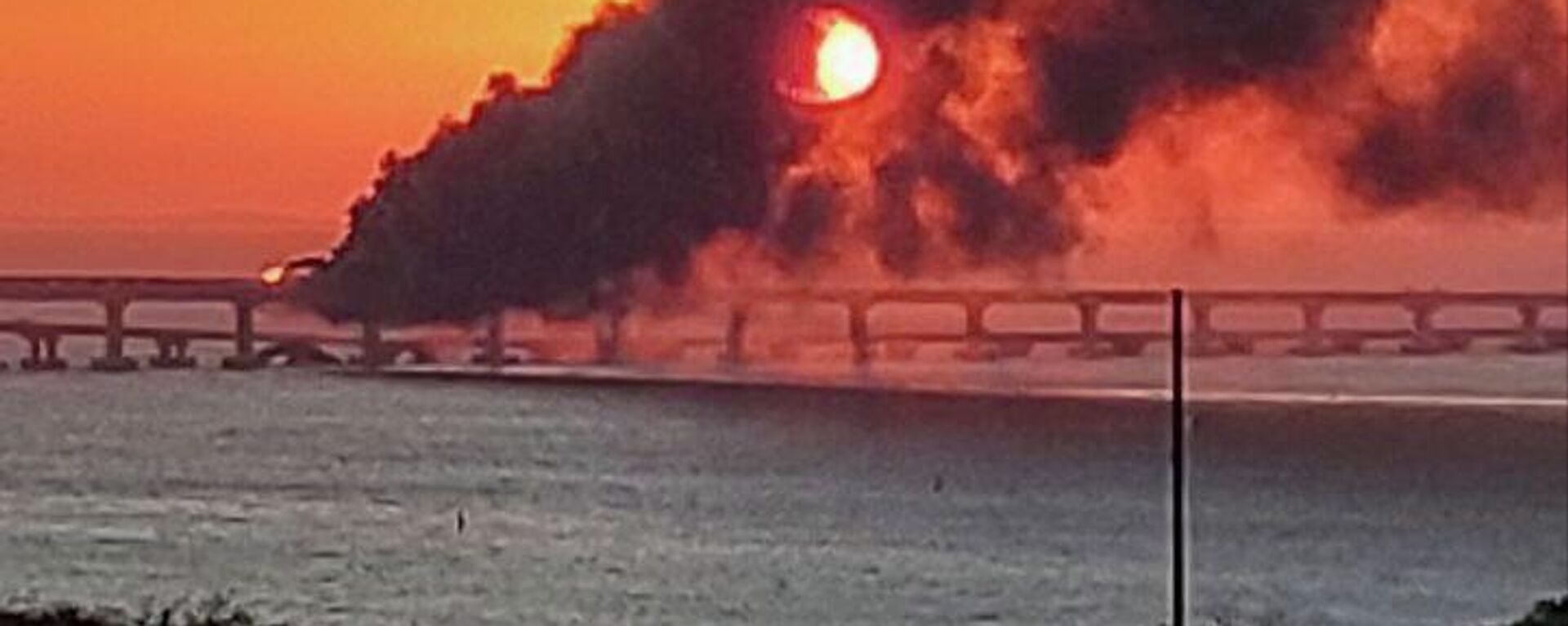 Пожар на крымском мосту, на автомобильной части которого со стороны Таманского полуострова произошел подрыв грузового автомобиля, повлекший за собой возгорание семи топливных цистерн железнодорожного состава - Sputnik Молдова, 1920, 08.10.2022