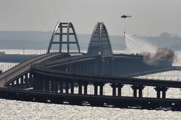 По данным Национального антитеррористического комитета (НАК) РФ, произошло частичное обрушение двух автомобильных пролетов моста. - Sputnik Молдова