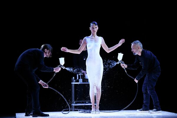 На американскую модель Беллу Хадид напыляют ткань Fabrican Spray-on во время показа мод Coperni весна-лето 2023 в рамках недели женской моды в Париже - Sputnik Молдова