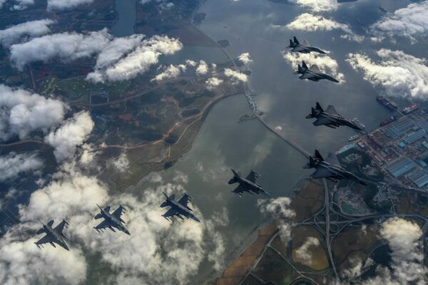 Истребители F-15K ВВС Южной Кореи и истребители F-16 ВВС США летят строем во время совместных учений в Южной Корее - Sputnik Молдова