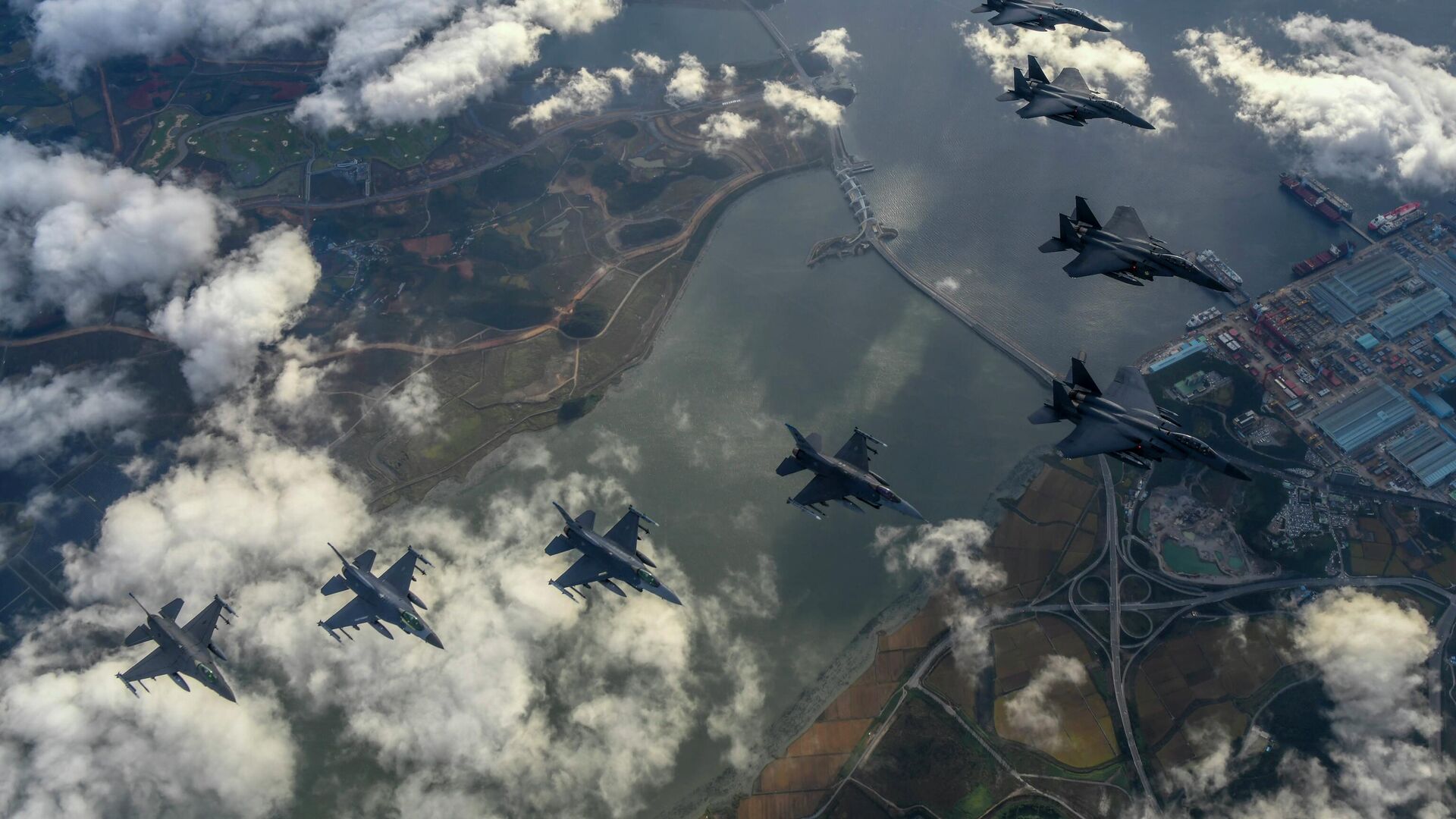 Avioanele de vânătoare F-15K ale Forțelor Armate ale Coreei de Sud și avioanele de vânătoare  F-16 ale forțelor Armate ale SUA, la un exercițiu militar comun în coreea de Sud.   - Sputnik Moldova, 1920, 01.11.2022