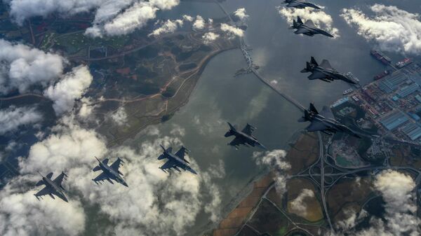 Истребители F-15K ВВС Южной Кореи и истребители F-16 ВВС США летят строем во время совместных учений в Южной Корее - Sputnik Молдова