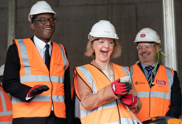 Канцлер казначейства Великобритании Кваси Квартенг и премьер-министр Великобритании Лиз Трасс посещают строительную площадку кампуса медицинских инноваций в Бирмингеме, Англия - Sputnik Молдова