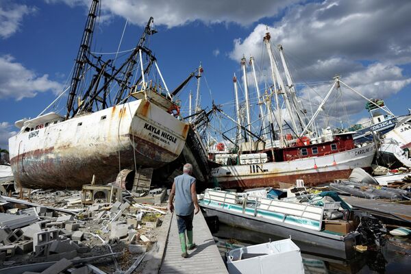 Выброшенные на берег лодки в Форт-Майерс-Бич, Флорида, через неделю после прохождения урагана Иэн. - Sputnik Молдова