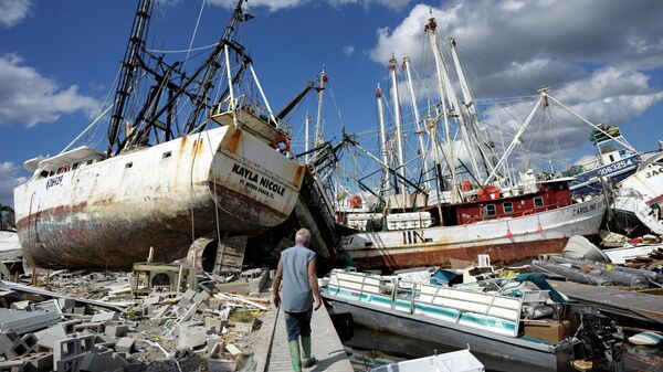 Выброшенные на берег лодки в Форт-Майерс-Бич, Флорида, через неделю после прохождения урагана Иэн. - Sputnik Moldova-România