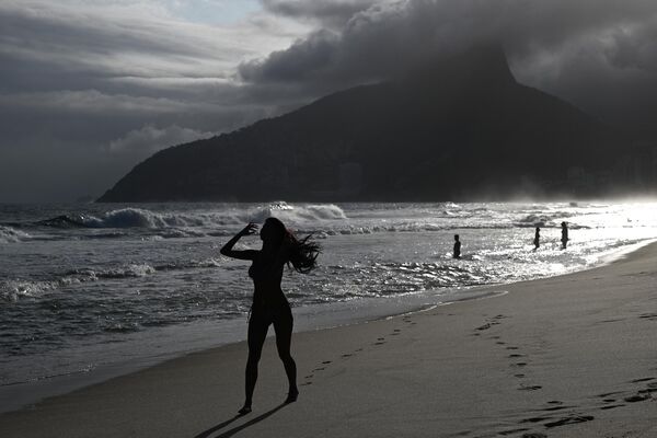 Люди на пляже Ипанема в Рио-де-Жанейро, Бразилия - Sputnik Молдова