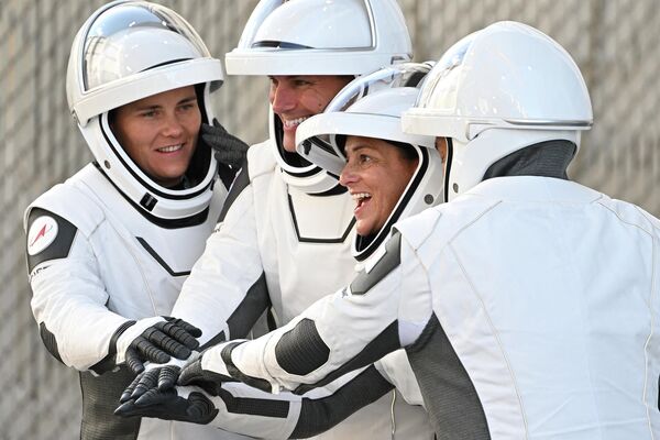 Российский космонавт Анна Кикина, астронавт НАСА Джош Кассада, астронавт НАСА Николь Манн и японский астронавт Коичи Ваката перед запуском ракеты SpaceX Falcon 9 с Crew5 Dragon - Sputnik Молдова