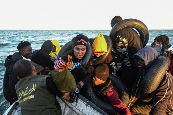 Африканские мигранты, остановленные тунисскими властями, на их пути в Италию на самодельной лодке через Средиземное море - Sputnik Молдова