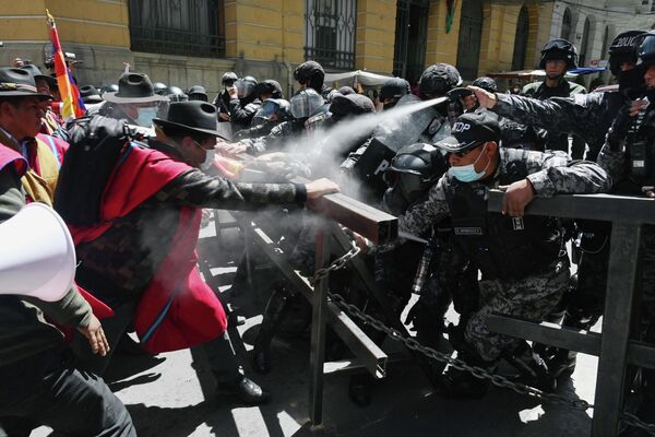 Столкновение сельского коренного населения Боливии с полицией после марша из города Эль-Альто к штаб-квартире правительства в Ла-Пасе, требуя, чтобы правительство выполнило обещания для их сектора - Sputnik Молдова