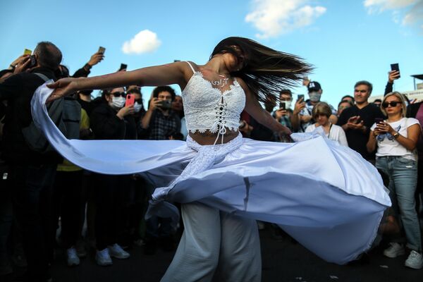 Турчанка танцует во время акции протеста в память о смерти иранки Махсы Амини - Sputnik Молдова