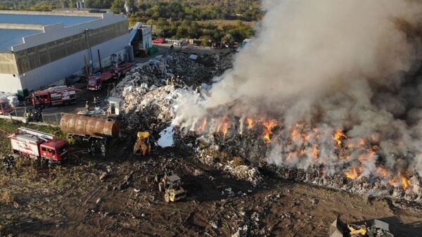 Пожар на складе пластиковых отходов в Кишиневе - Sputnik Молдова