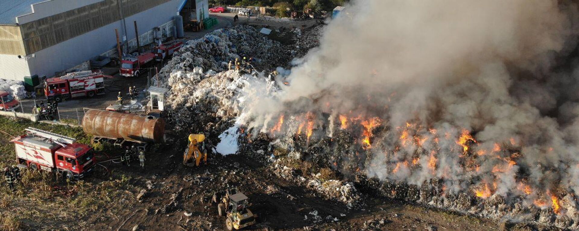 Пожар на складе пластиковых отходов в Кишиневе - Sputnik Молдова, 1920, 09.10.2022