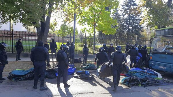 Полиция демонтировала палатки протестующих на проезжей части в центре Кишинева, 10.10.2022 - Sputnik Молдова