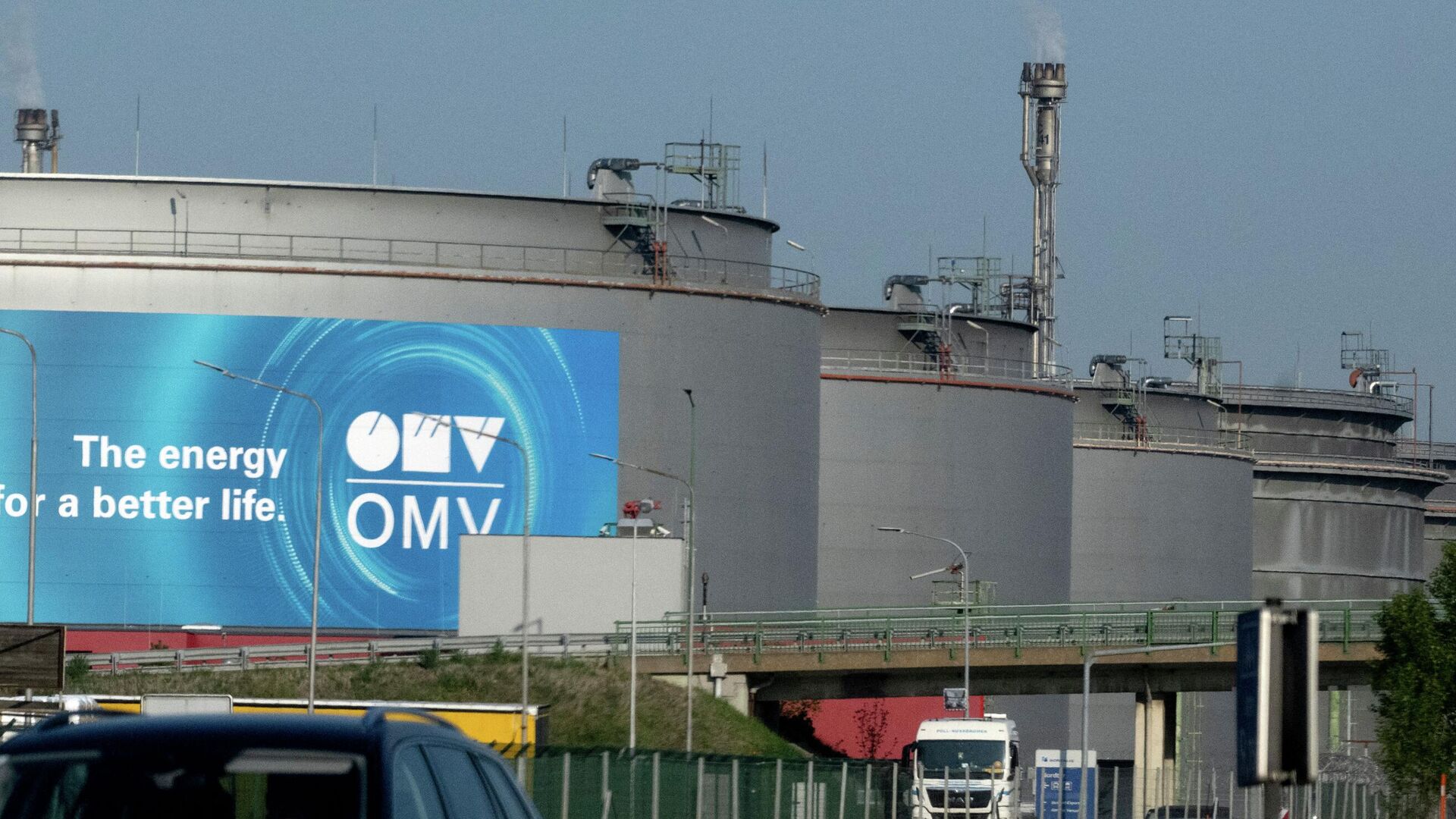 Общий вид крупнейшего австрийского нефтеперерабатывающего завода OMV в Швехате недалеко от Вены, Австрия - Sputnik Moldova-România, 1920, 10.10.2022