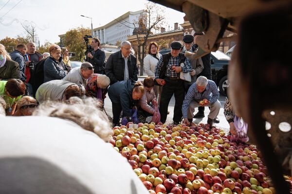 Протест оппозиции у Минсельхоза и флешмоб с раздачей яблок. - Sputnik Молдова