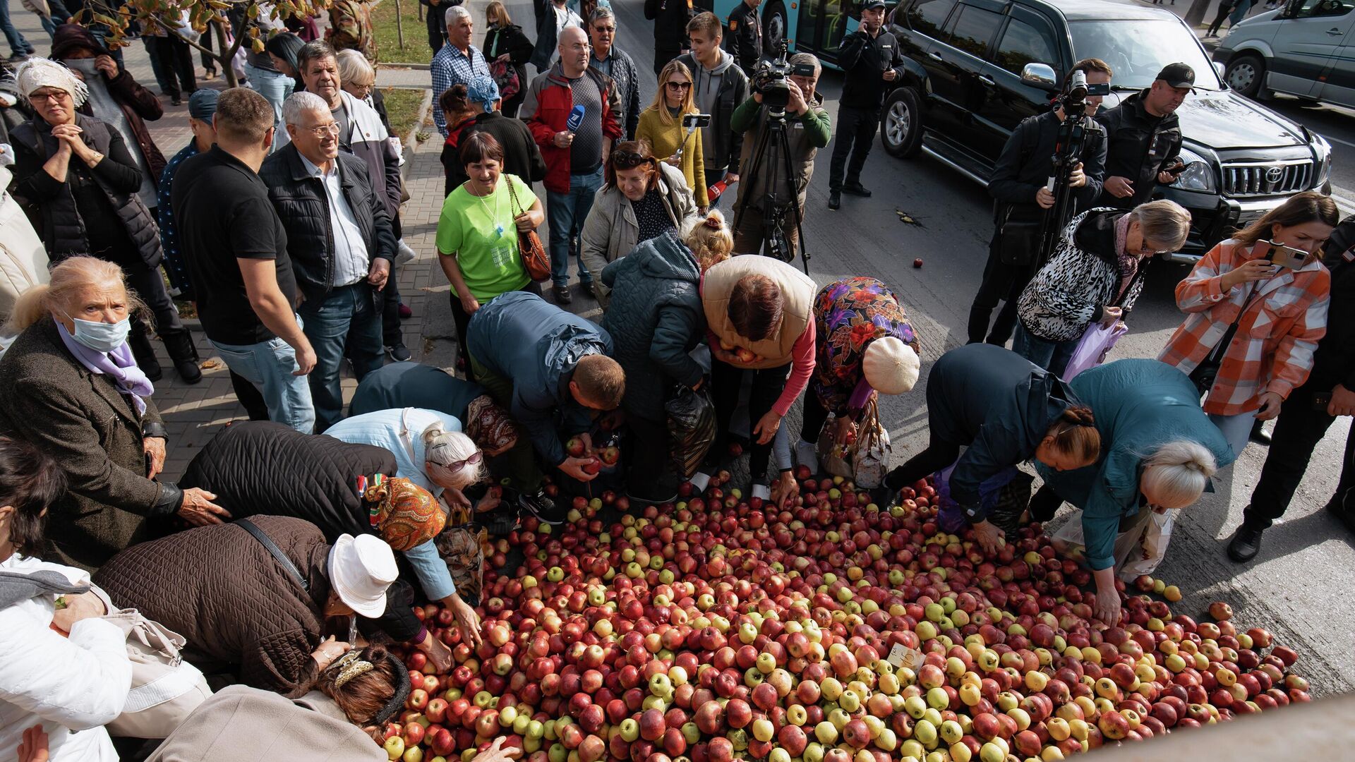 Sute de kilograme de mere în fața Ministerului Agriculturii - Sputnik Moldova, 1920, 12.10.2022