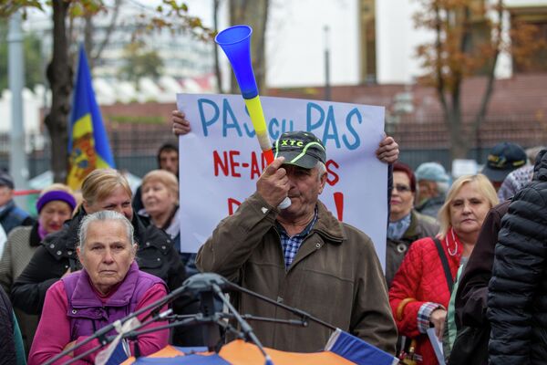 Un nou flashmob în fața Parlamentului: „Bâta, arma și cagula - noul simbol al PAS” - Sputnik Moldova