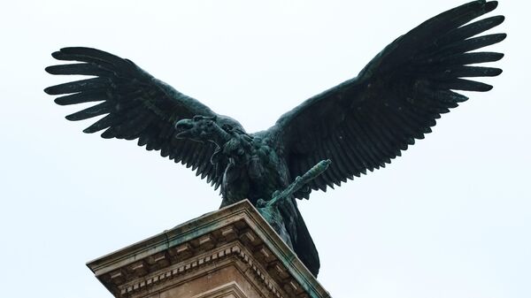 Статуя бронзовой птицы турул на территории Будайской крепости в Будапеште. - Sputnik Moldova-România