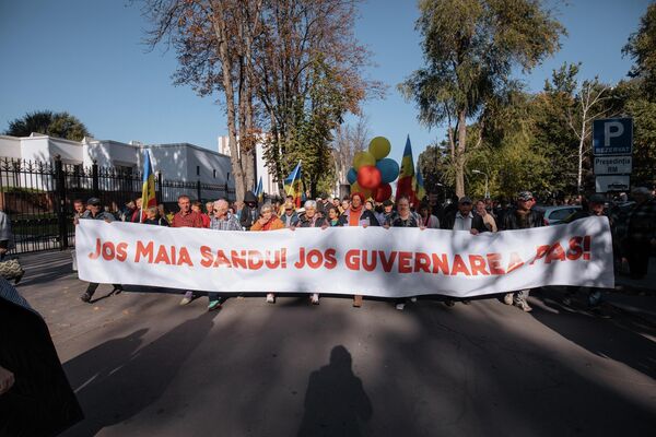La protestul de duminică, oamenii au scandat &quot;Jos, Maia Sandu&quot; și &quot;Jos, Guvernarea&quot;. - Sputnik Moldova