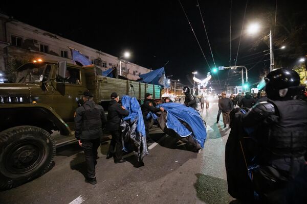 Forțele de ordine au intervenit duminică seara în &quot;Orășelul Schimbării&quot; unde au demontat corturile instalate de protestatari - Sputnik Moldova