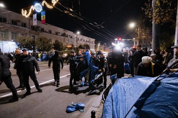 Forțele de ordine au intervenit duminică seara în &quot;Orășelul Schimbării&quot; unde au demontat corturile instalate de protestatari - Sputnik Moldova