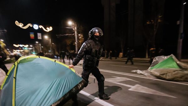 Forțele de ordine au intervenit duminică seara în Orășelul Schimbării unde au demontat corturile instalate de protestatari - Sputnik Moldova
