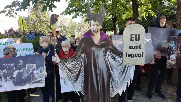 Молчаливый пикет у посольства США в Кишиневе 18.10.2022 - Sputnik Молдова