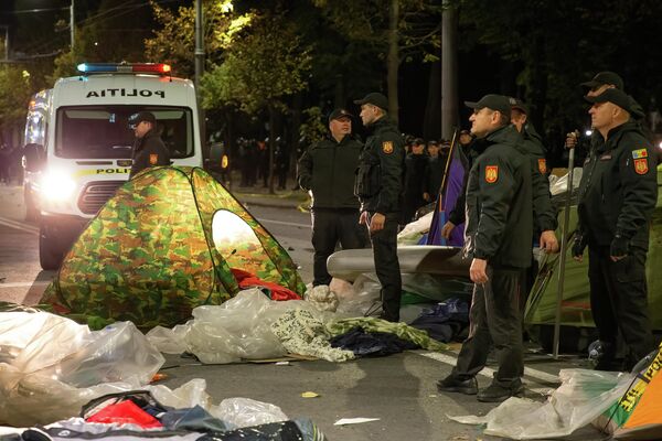 Полицейские вытащили палатки из &quot;Городка перемен&quot; и сгрузили их в грузовики. - Sputnik Молдова