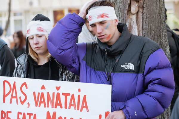 Молодые люди, участвовавшие в пикете, перемотали головы бинтами, напоминая о жестких действиях полиции при разгоне протестующих в воскресенье. - Sputnik Молдова