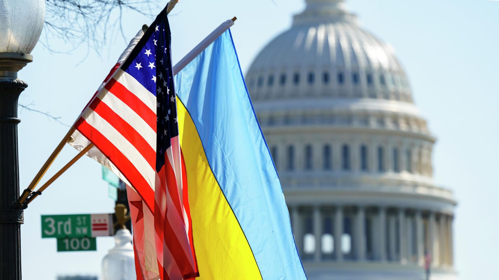 Флаги Украины, США и округа Колумбия у здания Капитолия в Вашингтоне. Архивное фото - Sputnik Молдова, 1920, 04.08.2023