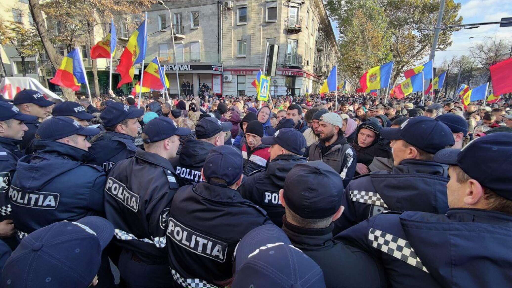 Молдова кишинев сегодня. Партия "Шор" протестует в центре Кишинева. Протесты в Молдавии 2022. Кишинев протесты. Митинг в Кишиневе.