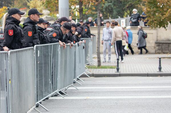 Poliția a instalat un gard prin care a îngrădit accepul protestatarilor în Piața Marii Adunări Naționale, unde autoritățile au organizat un iarmnaroc de produse autohtone.    - Sputnik Moldova