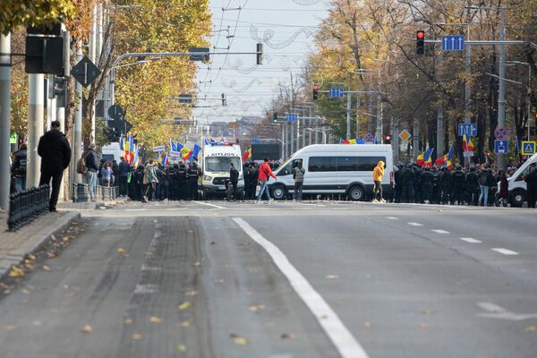 Manifestanții opriți de forțele de ordine pe bulevardul Ștefan cel Mare și Sfânt, la intersecție cu strada Mihail Eminescu.  - Sputnik Moldova