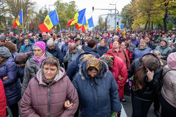 O parte a masei de protestatari s-a adunat în scuarul Parlamentului.   - Sputnik Moldova
