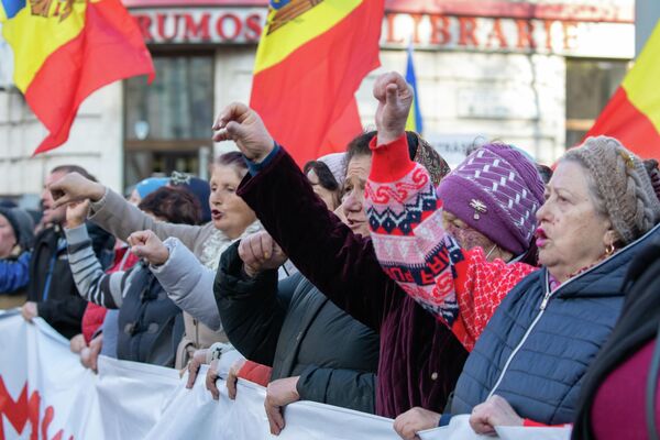 Protestatarii scandează lozinci antiguvernamentale în la intersecția bulevardului Ștefan cel Mare și Sfânt cu strada Mihail Eminescu.  - Sputnik Moldova