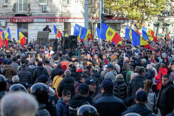 Коса нашла на камень: колонна протестующих вплотную подошла к кордону полиции. Центр Кишинева (перекресток центрального проспекта Штефана чел Маре и улицы Эминеску). - Sputnik Молдова