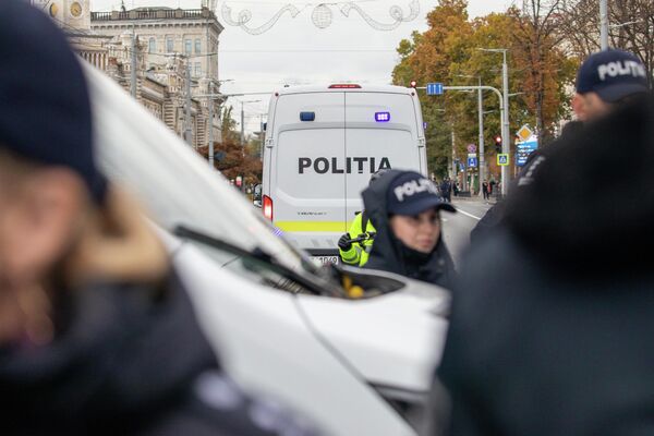 Poliția a blocat circulația folosind microbuzele din dotare. Centrul minicipiului Chișinău, intersecția bulevardului Ștefan cel Mare și Sfânt cu strada Mihail Eminescu. - Sputnik Moldova